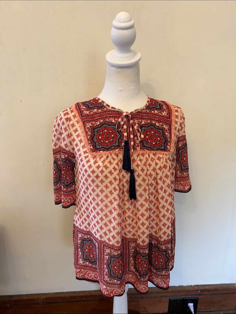 Knox Rose Boho Tassel Tie Printed short sleeve Blouse Rust & Cream Size XS NWT